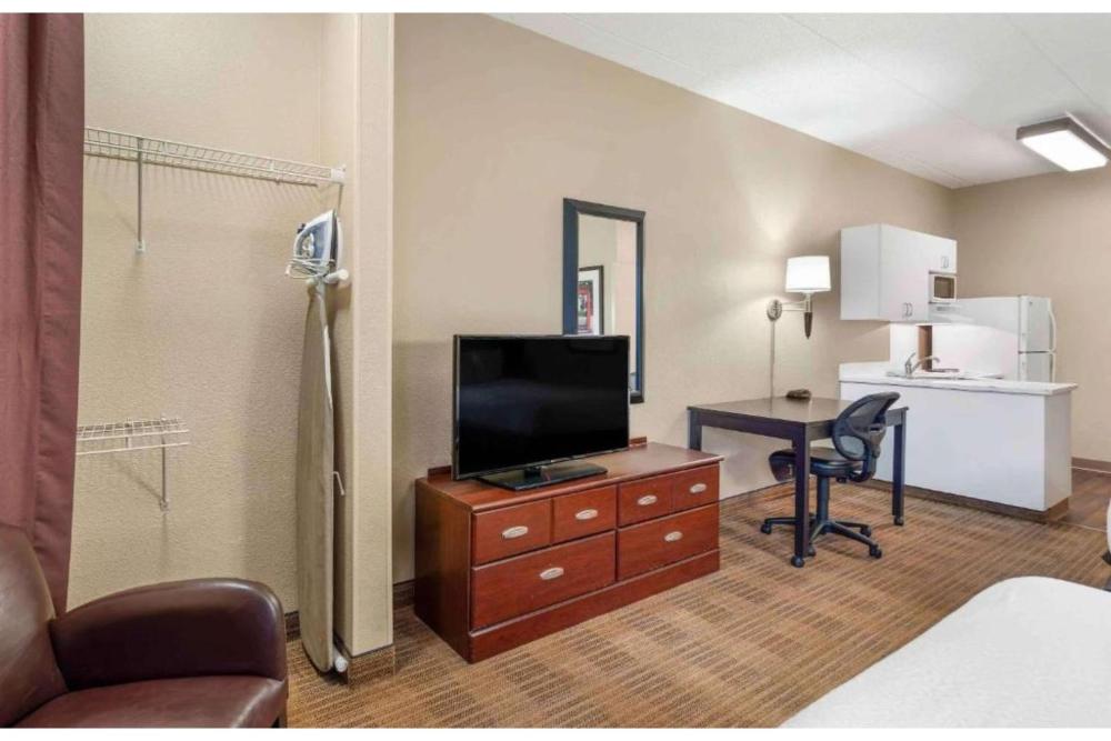 1 Queen Bed | Non-Smoking, Kitchen interior